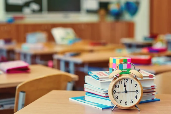 Los estudiantes se tomaron un descanso. Aula vacía y despertador. Atrás —  Fotos de Stock