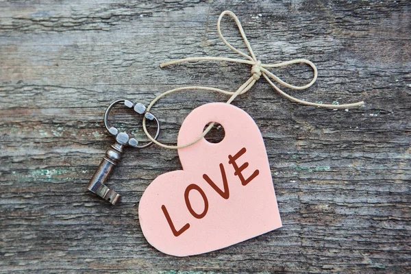 Tarjeta de vacaciones con la inscripción Love. Corazón con llave antigua — Foto de Stock