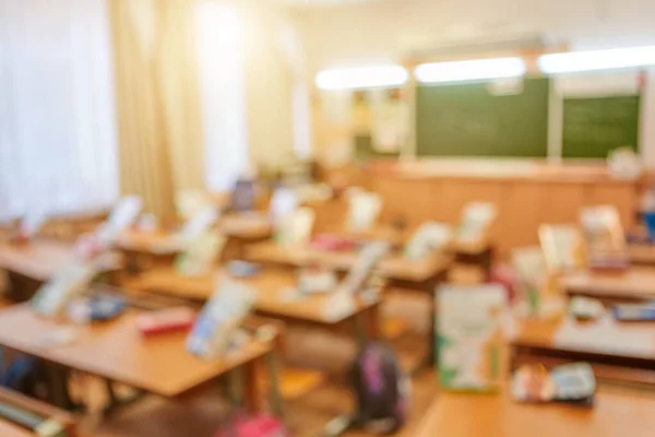 Fondo borroso de la clase escolar sin estudiantes. Concepto de — Foto de Stock