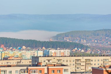 Miass, Rusya 'nın kuzeyindeki yerleşim biriminde. Arka planda, Ural dağları, Ilmen sırtı ve Turgoyak gölü yakınlarındaki Turgoyak köyü var.