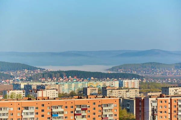 Житловий комплекс у північній частині Міасу, Росія. На задньому плані Уральські гори, гірський хребет Ільмен і село Тургояк, біля озера Тургояк. — стокове фото