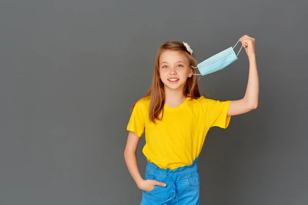 Happy Sorrindo Menina Está Segurando Uma Máscara Sua Mão Fundo — Fotografia de Stock