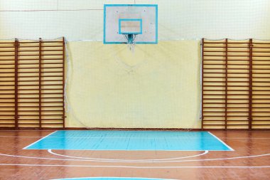 Okuldaki ya da üniversitedeki spor dersleri için spor salonu. İsveç duvarı, merdivenler ve voleybol için işaretli ahşap zemin.