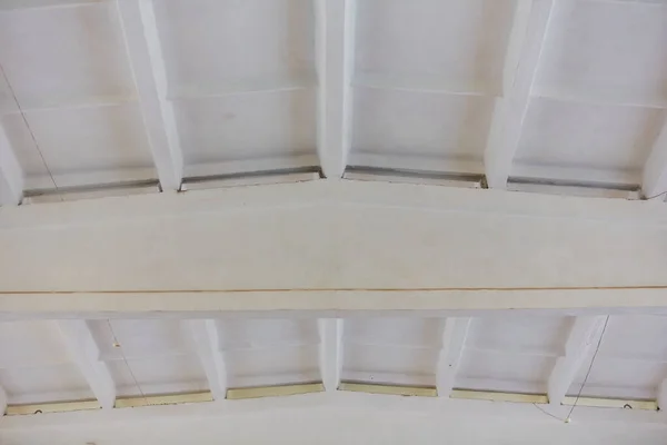 天井高の電力構造の要素としてコンクリート杭を天井 — ストック写真