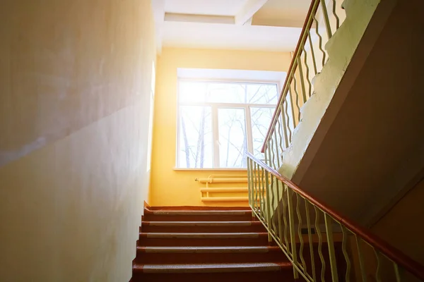 旧学校内部楼梯的特写 人去楼空 — 图库照片