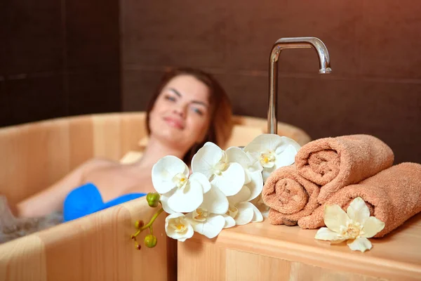 Una Donna Che Trattamento Spa Ricreazione Una Vasca Idromassaggio Legno — Foto Stock