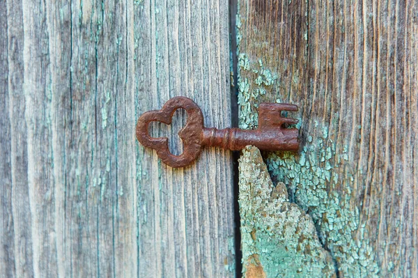 Cheie Veche Frumoasă Ruginită Află Într Fisură Peretele Lemn — Fotografie, imagine de stoc
