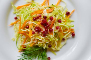 Beyaz lahana, havuç ve böğürtlenden yapılmış taze lahana salatası. Üst görünüm, tahta arkaplan, seçici odak