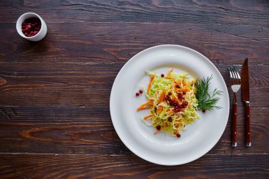 Beyaz lahana, havuç ve böğürtlenden yapılmış taze lahana salatası. Üst görünüm, tahta arkaplan, seçici odak.