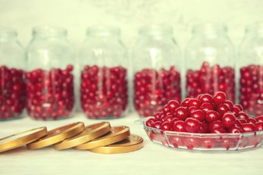 Kış için kirazları cam kavanozlarda muhafaza etmek ya da karantinada kendini izole etmek. Kendi meyve sularında ev yapımı meyve stokları. Kendi ellerinle kiraz ezmesi.