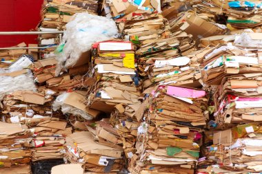 Marketin arkasında satılan mallardan büyük bir karton kutu yığını var. Kentsel kirlilik kavramı