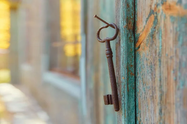 Une Vieille Clé Rétro Fer Accrochée Clou Contre Mur Une — Photo