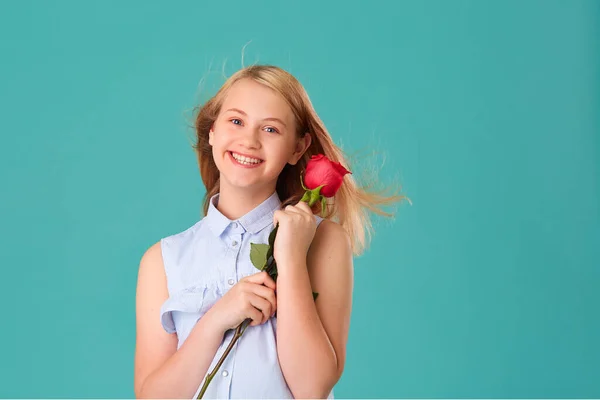 Uma Rapariga Feliz Tem Uma Rosa Vermelha Nas Mãos Presente — Fotografia de Stock
