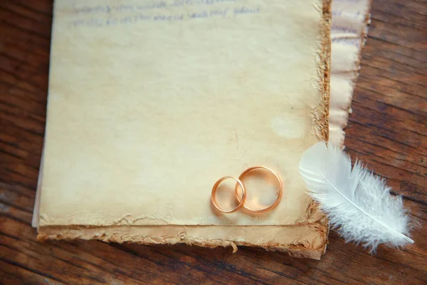 结婚戒指在旧纸上 永恒的爱的概念 为您的文字留出空间 — 图库照片
