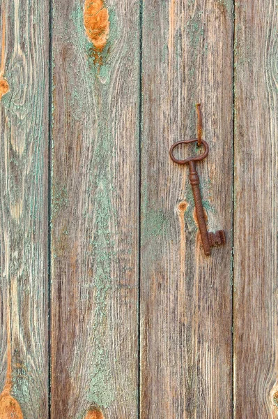 Une Clé Antique Accrochée Mur Sur Clou Sur Vieux Mur — Photo