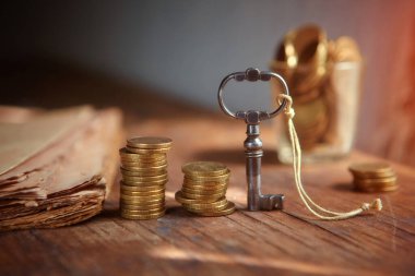 Eski güzel bir anahtar, bir yığın altın para, eski bir parşömen. Girişim, yatırım, hazine avı ya da başarının anahtarı.