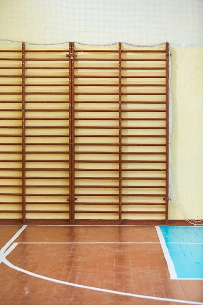 学校や大学でのスポーツクラスのためのジム スウェーデンの壁 木の床バレーボールのためのマーキング — ストック写真