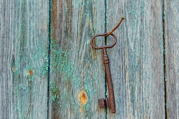 Une Clé Antique Accrochée Mur Sur Clou Sur Vieux Mur — Photo