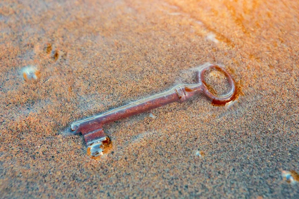 Havet Spolades Upp Sandstranden Gammal Vintage Nyckel Till Skattkista Begreppet — Stockfoto