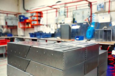 Posta kutuları, mektuplar ve gazeteler için kurusıkı. Dükkanda, metal ürünleri fabrikasında.