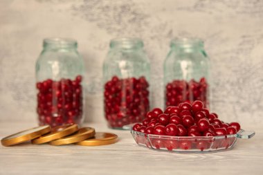 Kavanozlarda kiraz kompostosu üretimi. Ev yapımı konserve yiyecekler. El yapımı konsepti