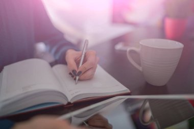 Internet kullanımı ve bilgi öğrenme için çalışma sürecinin erişilebilirliğini kavramı kolaylığı. Güzel el kağıt yazma tarih seçici odak masada oturan defter sayfalarında kaplı