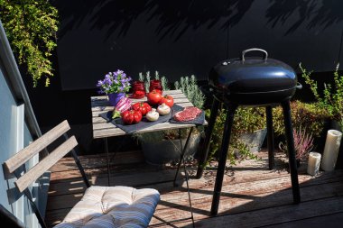 Arka bahçesinde açık oturma ve aile ile Barbekü.