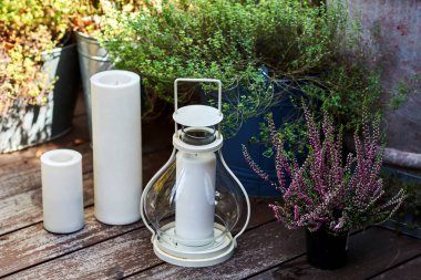 Fener bir mum ve Dekoratif mumlar ile. Bahçe ışık ev bahçesinde.