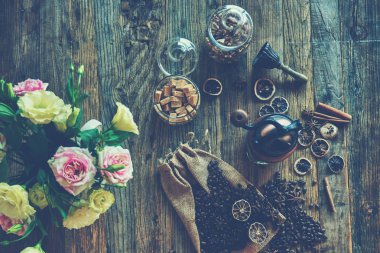 Eski ahşap masa üzerinde siyah kavrulmuş kahve çekirdekleri ile gıda arka plan. Üstten görünüm.