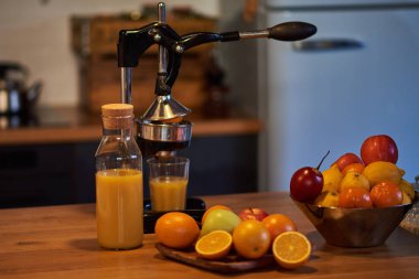 Taze portakal. Portakal kesilmiş. Turuncu elle yapılan yöntem bastırdı. Portakal ve dilimlenmiş portakal suyu ve sıkacağı ile.