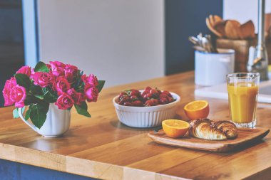 Ahşap masa - kruvasan, taze portakal suyu, limon ve kahve üzerinde sağlıklı kahvaltı.
