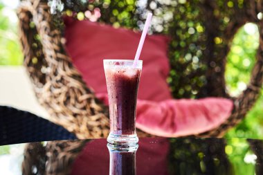 Buz, seçici odak ile kırmızı meyve kokteyli.