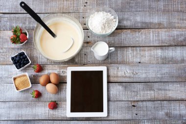 Pişirme için malzemeler. Beyaz tablet bilgisayar ile yakın kadar pişirme için malzemelerle boş perde. Üstten görünüm. Metin için özgür yer. Uzay kopyalayın. Gıda arka plan