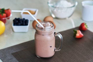 Vintage bir bardak sabah soğuk kahve. Krep yapmak için arka plan bulanık malzemelerin üzerine.