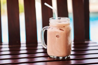 Vintage bir fincan çikolatalı milkshake ahşap tablo.