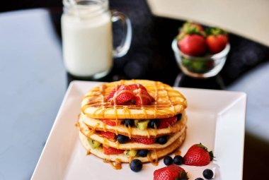 kahvaltı krep Sütlü beyaz tabakta servis