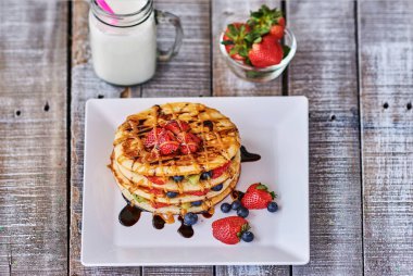 Çilek ile Amerikan krep tatlı