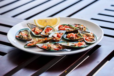 Midye altında peynir ve salata