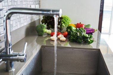 Tezgah üzerinde taze sebze modern mutfak iç, sağlıklı gıda kavramı lavaboda yakın.