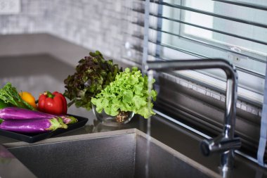 Sebze salatası bir mutfak lavaboda yıkama.