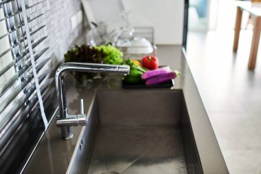 Tezgah üzerinde taze sebze modern mutfak iç, sağlıklı gıda kavramı lavaboda yakın.