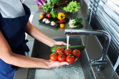 Yemek öncesi gerekli sebze yıkama içinde akan su.