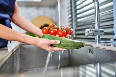 Mutfak lavaboda sebze. Taze sebze.