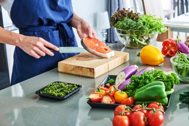 Şef mutfak üzerinde lezzetli yemekleri pişirme.