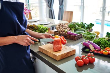 Şef mutfak üzerinde lezzetli yemekleri pişirme.