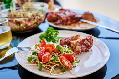 ızgara biftek ve sebze.