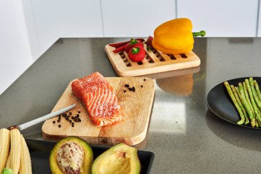 Bir kesme tahtası üzerinde organik sebze taze somon steak.