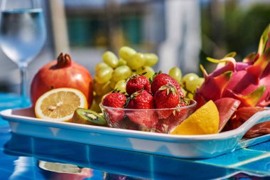 Yaz meyve kavramı. Çeşitli tropikal meyveler.