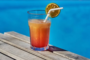 Havuzu tarafından yaz kokteyl. Lezzetli içecekler.