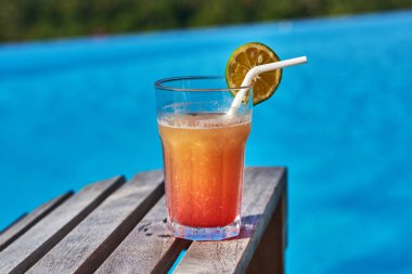 Yüzme havuzu kenarında kokteyl. Turuncu kokteyl